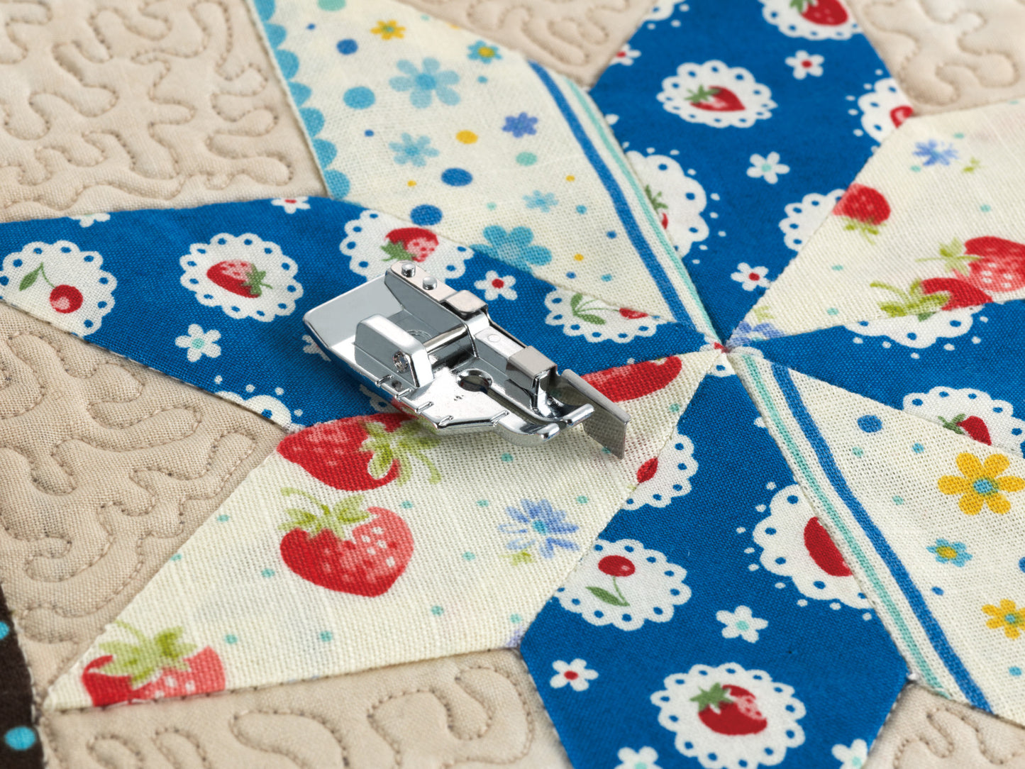 F057 - 1/4" piecing foot with guide