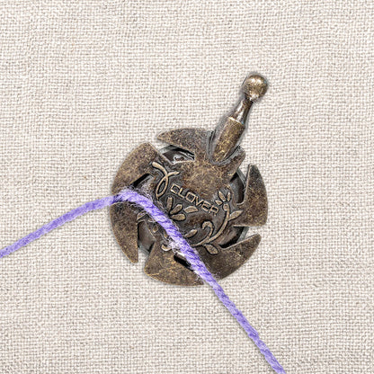 CLOVER YARN CUTTER PENDENT ANTIQUE GOLD 3105